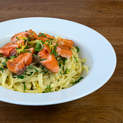 Lunch Catering -Pasta mit Tagliatelle und gebratenem Lachs