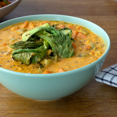 Lunch Catering mit Linsencurry und Pak Choi Topping