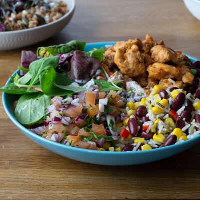 Tex Mex Bowl auf Teller - Poke Bowl